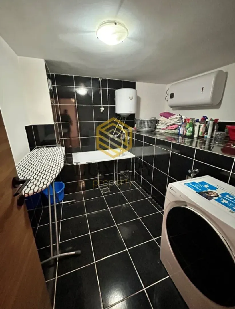 Izdavanje, kuća, 280m², Pod Goricom, Podgorica