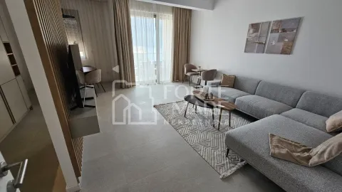 Prostrani dnevni boravak sa garniturom, TV-om i izlazom na terasu. - image 3