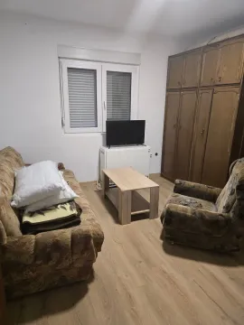 Dnevna soba sa garniturom, drvenim ormanom i malim stočićem. - image 10