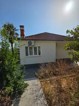 Eksterijer prizemne kuće sa dvorištem i zelenilom. - image 16