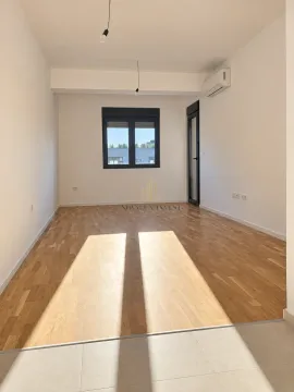 Prazna soba sa parketom i klima uređajem. - image 3
