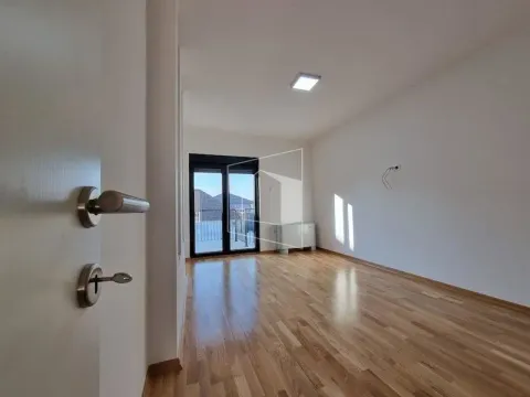 Sale, house, 400m², Tološi, Podgorica - image 25