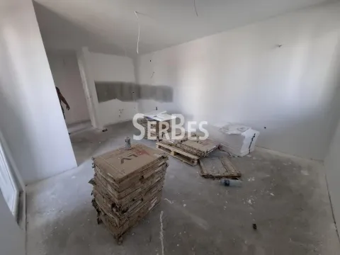 Neuređena prostorija u toku građevinskih radova sa složenim materijalima na podu. - image 3