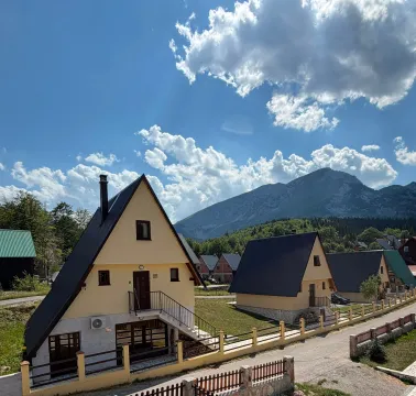 Pogled na vikendice i planinski pejzaž. - image 3