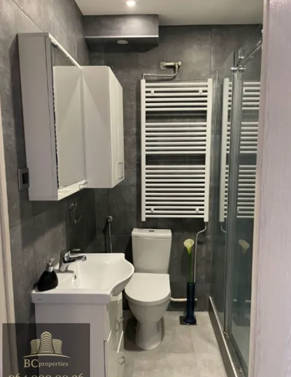 Manje kupatilo sa tuš kabinom, umivaonikom i wc šoljom.