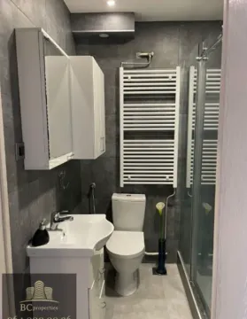 Manje kupatilo sa tuš kabinom, umivaonikom i wc šoljom. - image 8
