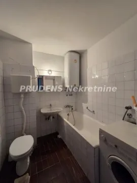 Manje opremljeno kupatilo sa kadom, umivaonikom i wc šoljom. - image 4