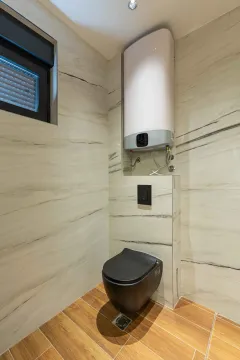 Moderni toalet sa crnom šoljom i bojlerom. - image 13