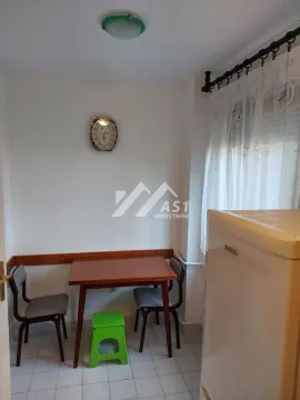 Manja kuhinja sa trpezarijskim stolom i stolicama pored prozora. - image 4