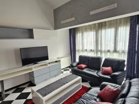 Izdavanje, trosoban stan, 80m², Dobrota, Kotor - image 11