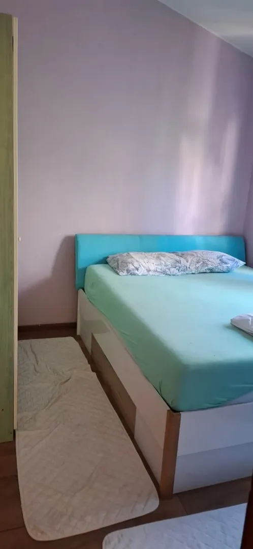 Spavaća soba sa bračnim krevetom.