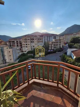 Pogled sa terase na naselje i okolne planine. - image 2