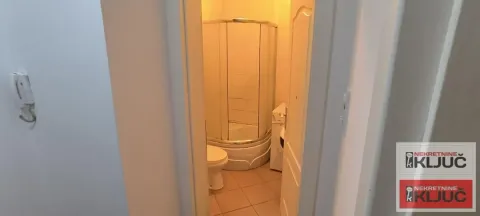 Pogled na kupatilo sa tuš kabinom kroz otvorena vrata. - image 5