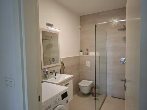 Moderne opremljeno kupatilo sa tuš kabinom i veš mašinom. - image 8