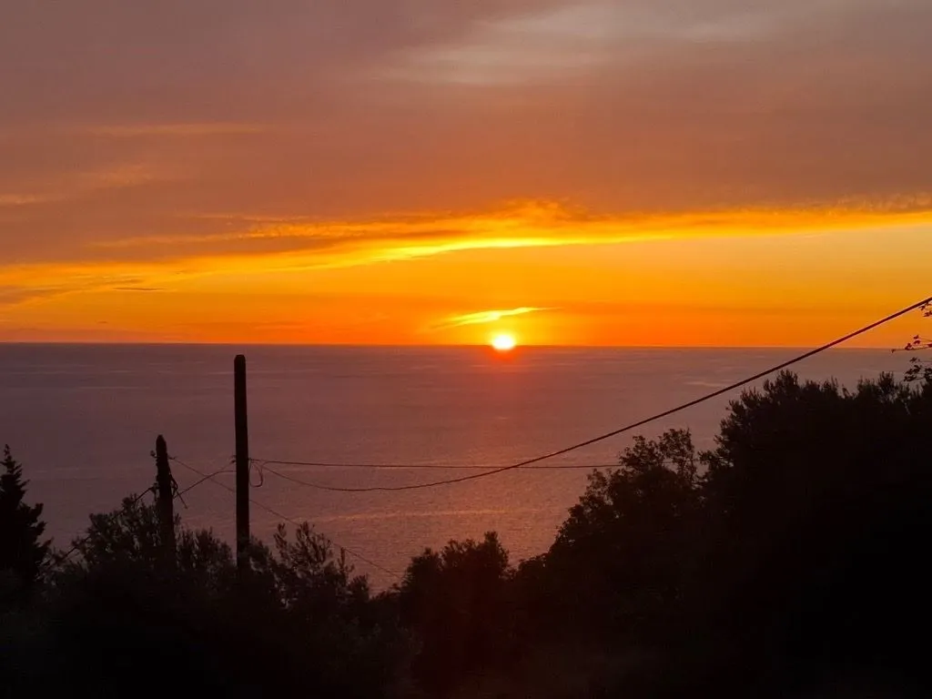 Pogled na zalazak sunca iznad mora.