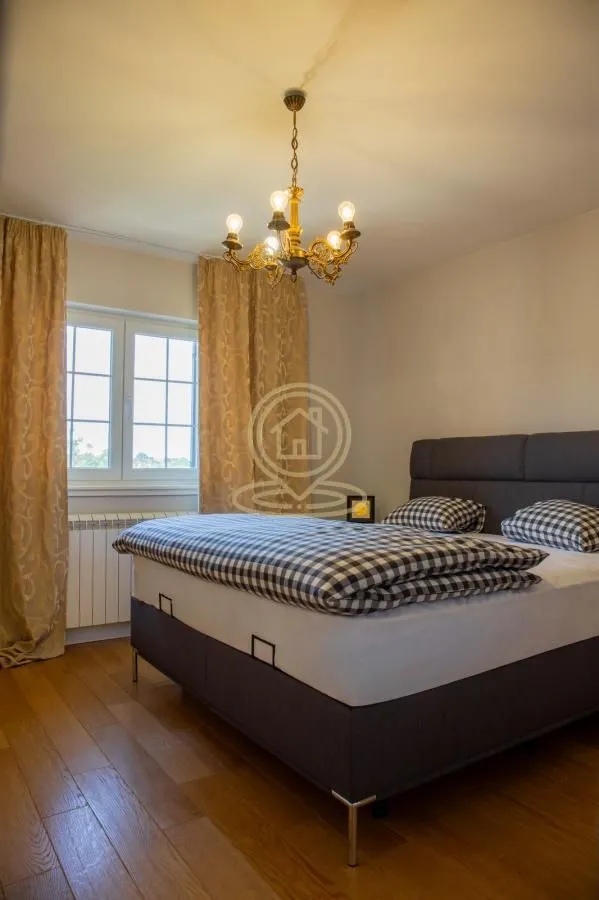 Izdavanje, kuća, 180m², Ledinci, Petrovaradin
