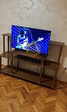 Dnevna soba sa TV komodom i parketom na podu. - image 4