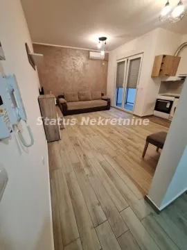 Dnevni boravak sa garniturom i povezanom kuhinjom. - image 15