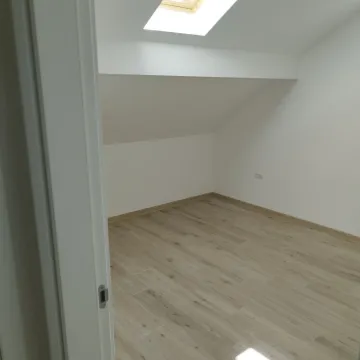 Pogled na praznu prostoriju sa laminatom i krovnim prozorom. - image 11