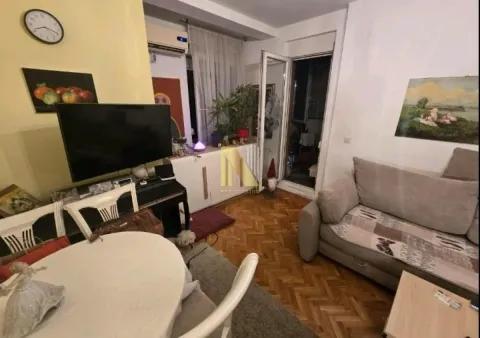 Dnevna soba sa garniturom, trpezarijskim stolom i izlazom na terasu. - image 2