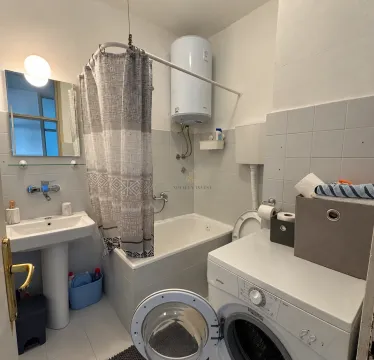 Manje kupatilo sa kadom, umivaonikom, WC šoljom i veš mašinom. - image 9