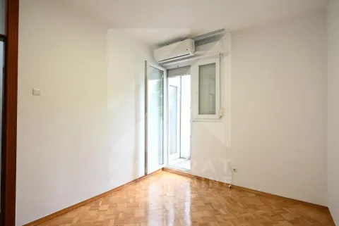 Empty room with parquet flooring and access to the terrace. - image 13