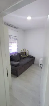Manja dnevna soba sa sivom sofom i prozorom sa bijelim i ljubičastim zavjesama. - image 8
