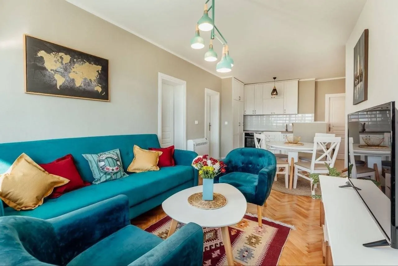 Izdavanje, dvosoban stan, 70m², Centar, Tivat