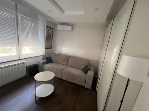 Manja dnevna soba sa garniturom za sedenje, stočićem i ugradnim ormarom. - image 14
