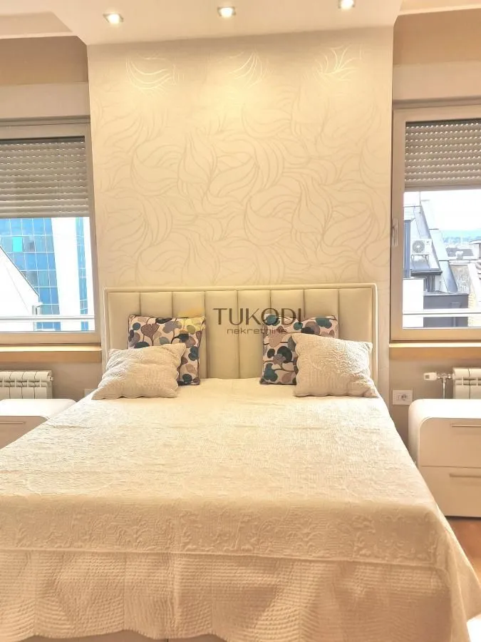 Izdavanje, trosoban stan, 105m², Centar, Novi Sad