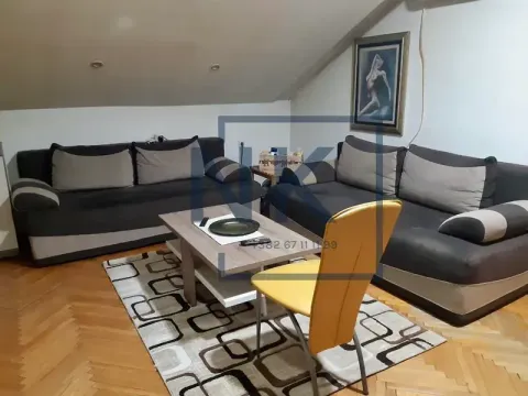 Dnevna soba sa garniturom za sjedenje, stočićem i tepihom u potkrovlju. - image 6
