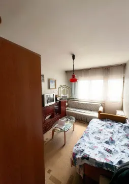Manji namješten dnevni boravak sa garniturom za sjedenje i televizorom. - image 7