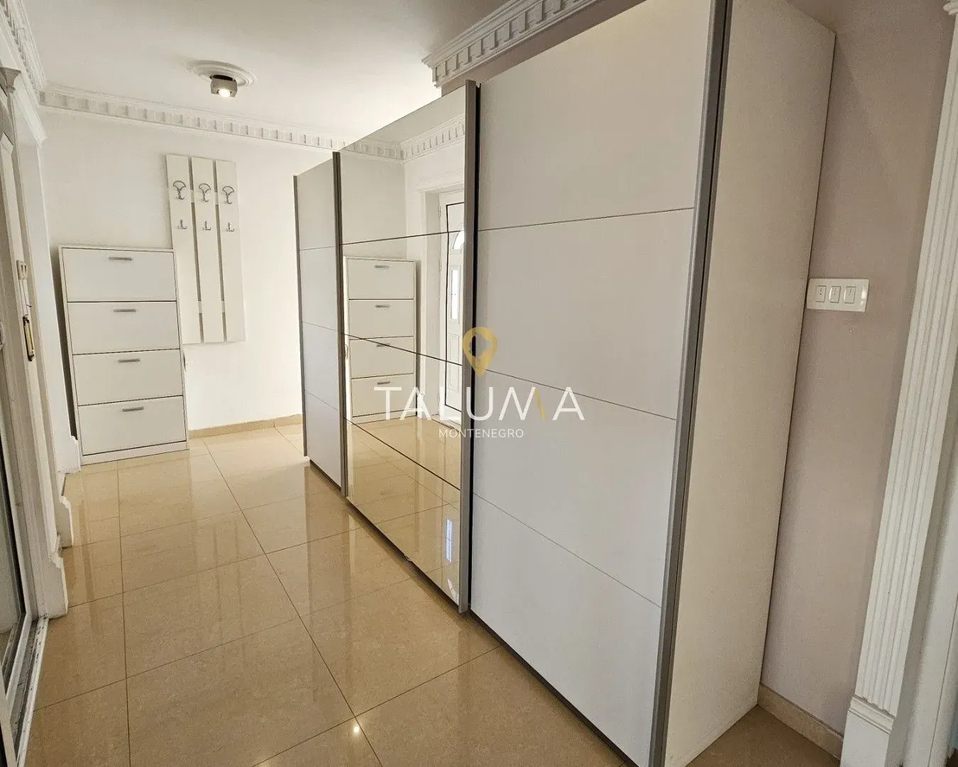 Izdavanje, trosoban stan, 130m², Gornja Gorica, Podgorica