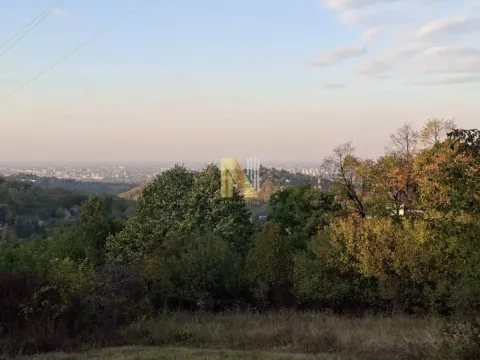 Pogled na okolnu prirodu i grad u daljini sa parcele. - image 4