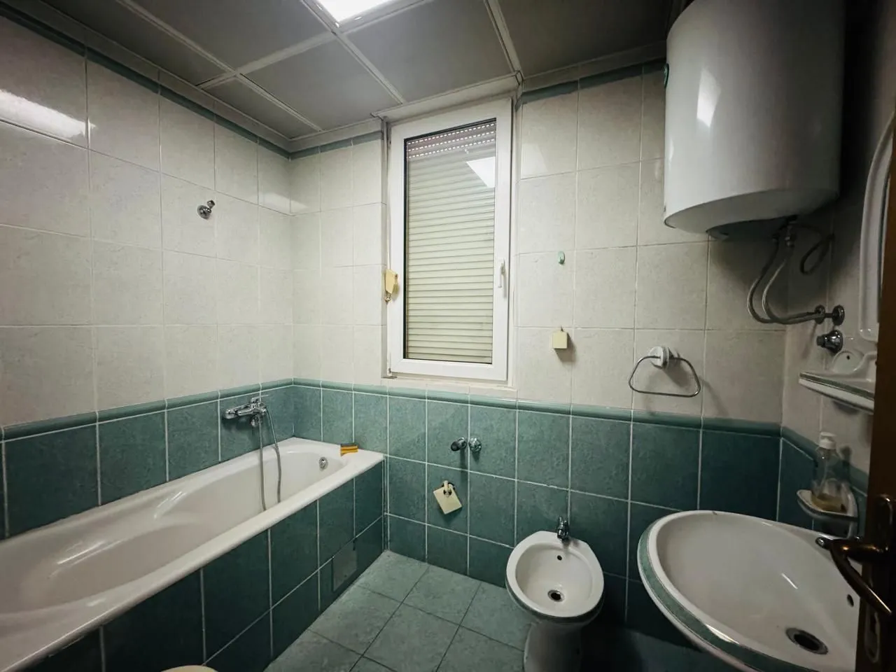 Izdavanje, poslovni prostor, 200m², Gintaš, Podgorica