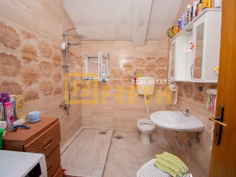 Sale, house, 350m², Tološi, Podgorica - image 15