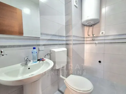 Pogled na kupatilo sa umivaonikom, WC šoljom i bojlerom. - image 8