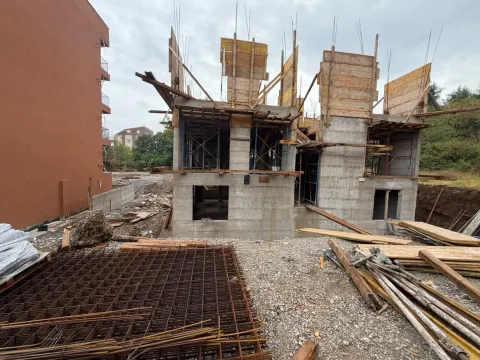 Pogled na stambeni objekat u izgradnji sa građevinskim materijalom u dvorištu. - image 5
