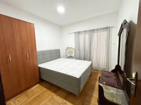 Namještena spavaća soba sa bračnim krevetom, drvenim ormarom i komodom sa ogledalom. - image 6