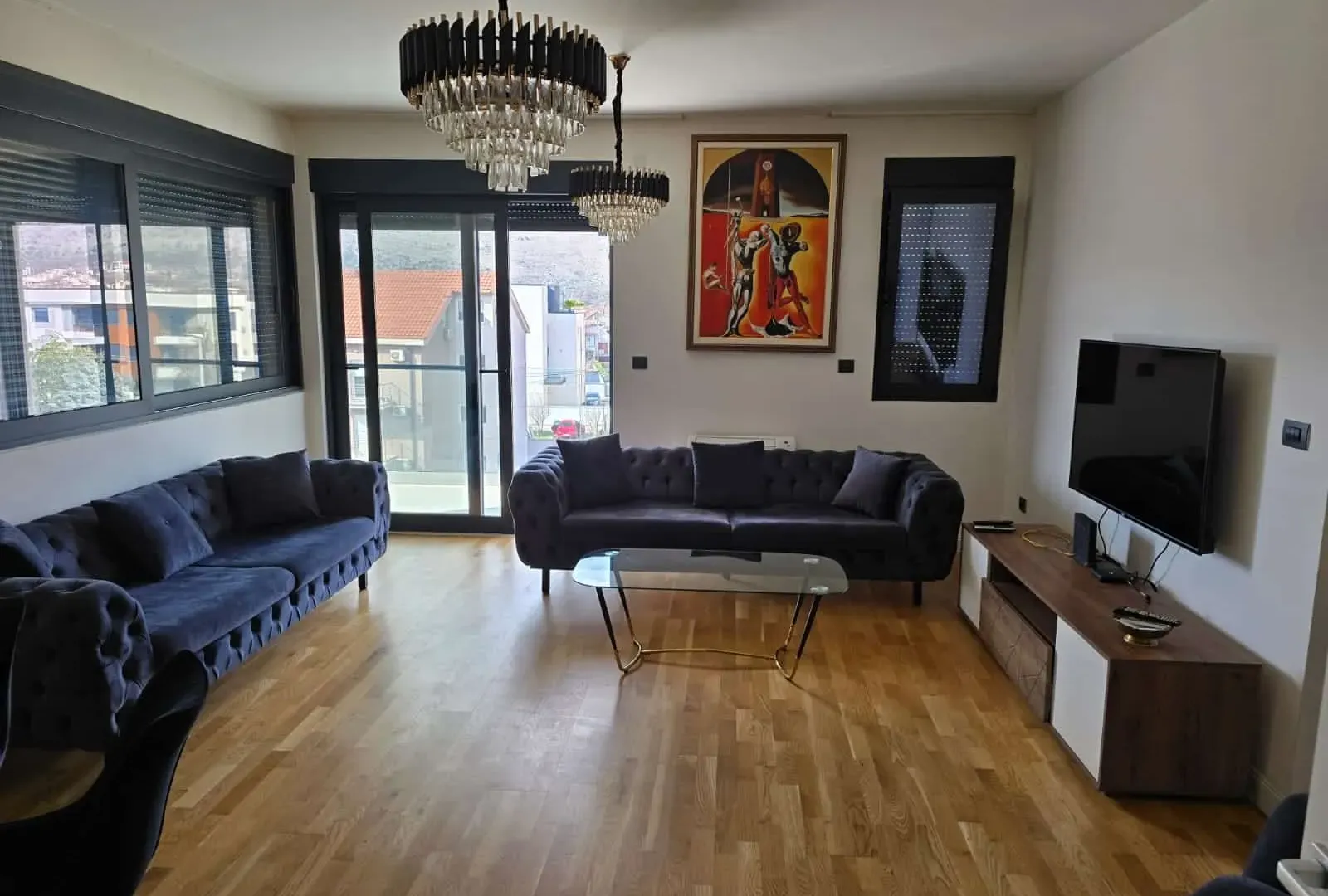 Izdavanje, trosoban stan, 130m², Tološi, Podgorica