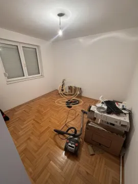 Prazna soba sa parketom i kutijama tokom spremanja. - image 15