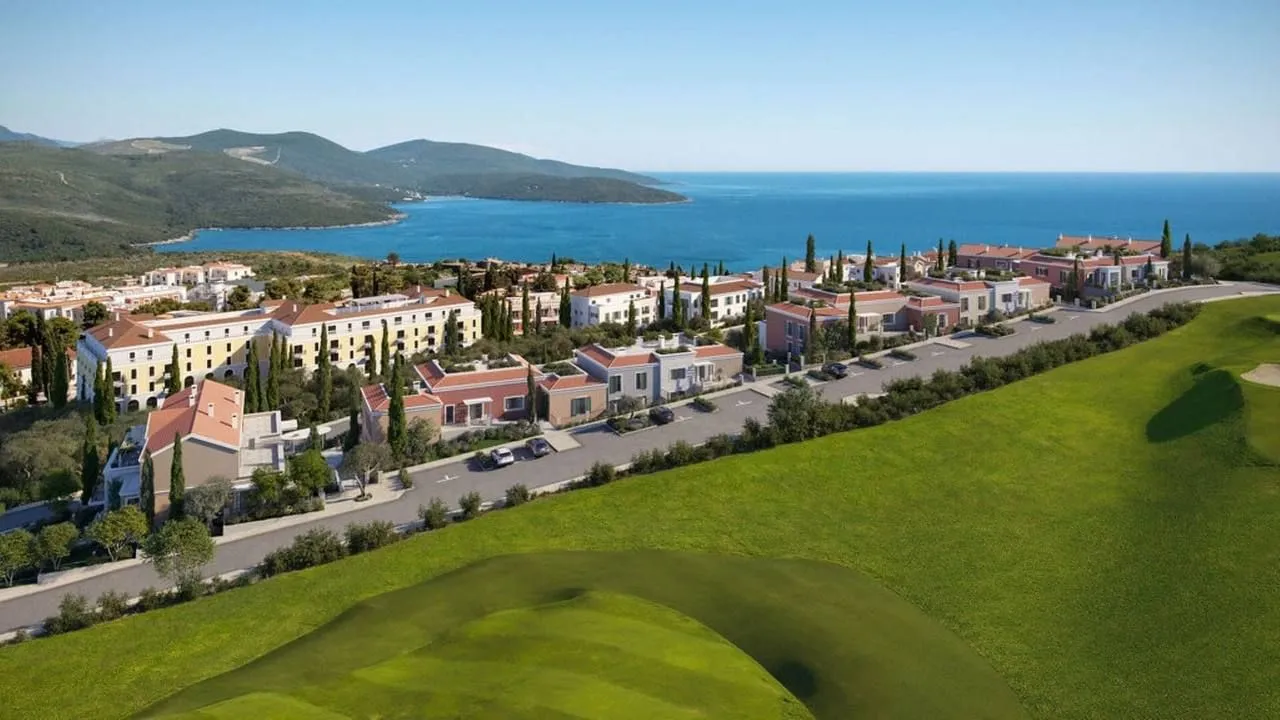 Pogled iz vazduha na kompleks zgrada sa pogledom na more.