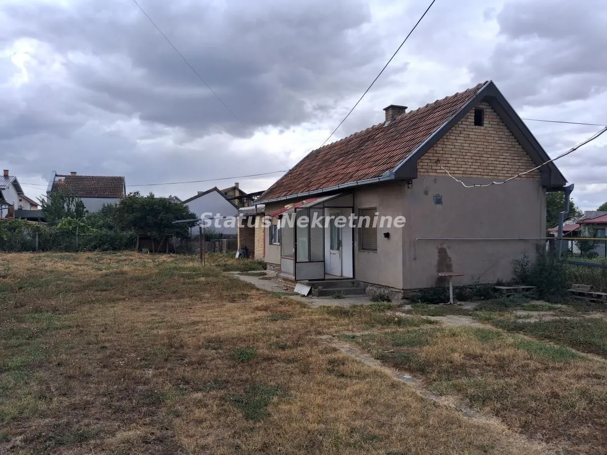 Pogled na dvorište i spoljašnjost kuće.