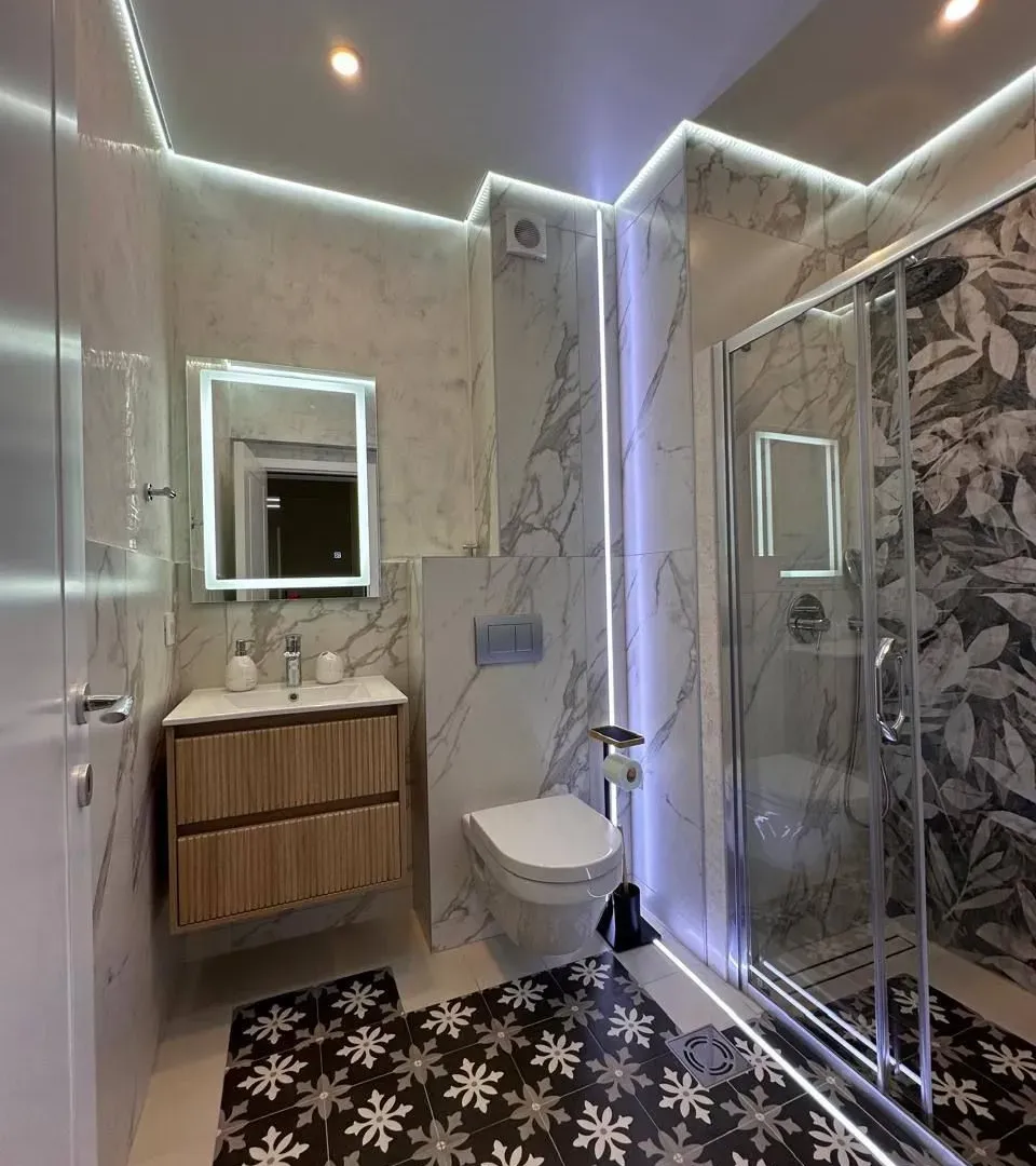 Izdavanje, dvosoban stan, 68m², Centar, Tivat