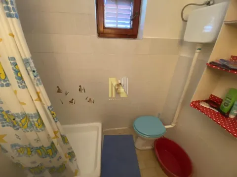 Manje kupatilo sa tuš kabinom, WC šoljom i prozorom. - image 10