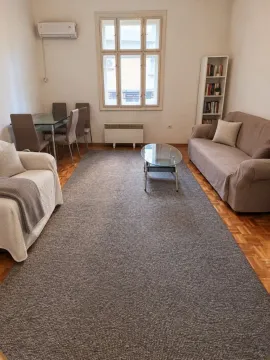 Dnevna soba sa garniturom za sedenje, stočićem i trpezarijskim delom. - image 3
