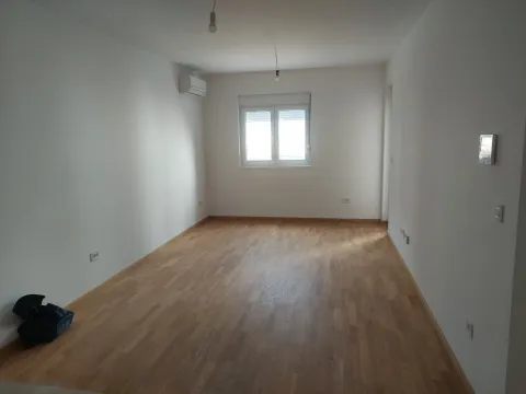 Izdavanje, jednosoban stan, 46m², Stari Aerodrom, Podgorica