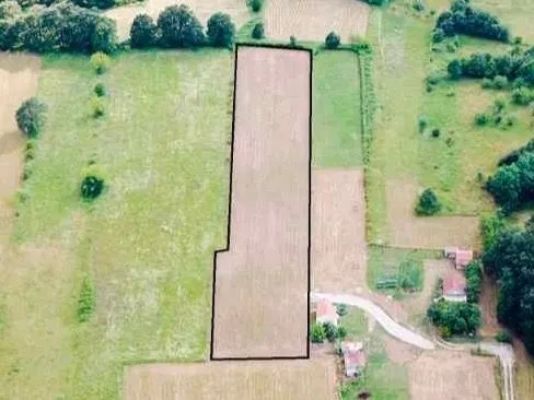 Satelitski snimak zemljišta sa označenim granicama parcele.