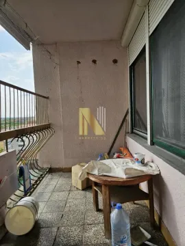 Manji zatvoreni balkon sa metalnom ogradom i stočićem. - image 5