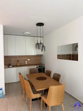 Kuhinja sa trpezarijom i drvenim stolom i stolicama. - image 2